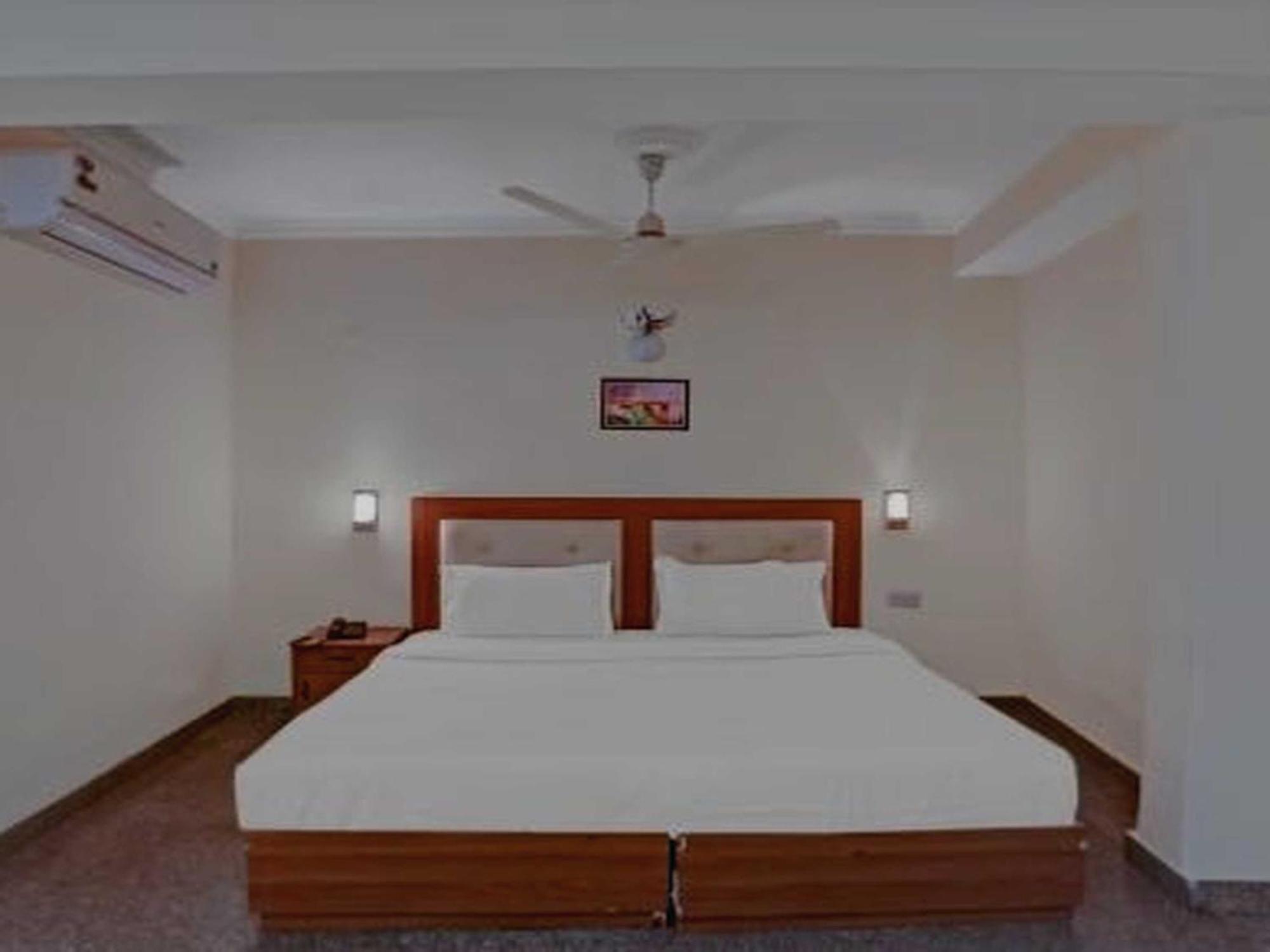 Oyo 75948 Hotel Tushar Continental New Delhi Exteriör bild